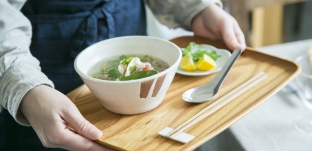 ケヤキのトレーにオイルを塗りました。